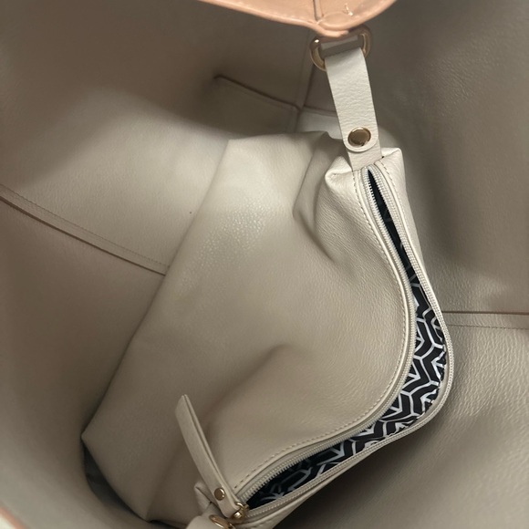 Elegant Tan Leather Tote Bag - Picture 3 of 3